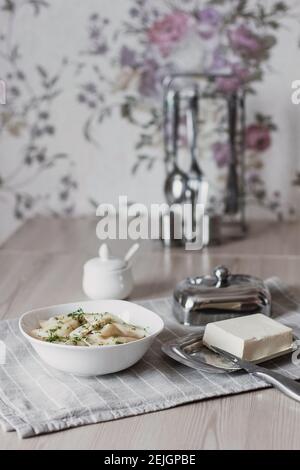 Boulettes, remplies de pommes de terre et servies avec du beurre et du fenouil. Varenyky, vareniki, pierogi, pyrohie. Boulettes avec remplissage Banque D'Images