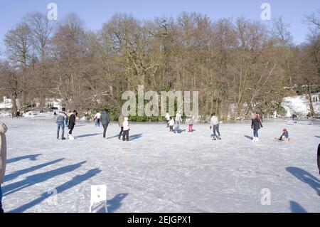 Arnhem, pays-Bas - 13 février 2021 : le plaisir traditionnel hollandais sur glace en hiver. Les gens patinent sur glace naturelle Banque D'Images