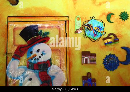 Décoration de Noël bonhomme de neige et céramiques peintes de couleurs vives sur le mur de la maison, Boquete, Chiriqui, Panama Banque D'Images