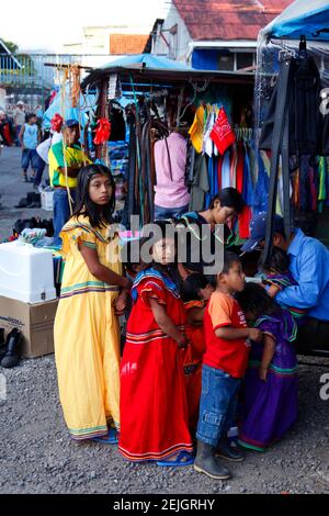 Ngobe Bugle enfants dans le marché hebdomadaire, Boquete, Chiriqui, Panama Banque D'Images