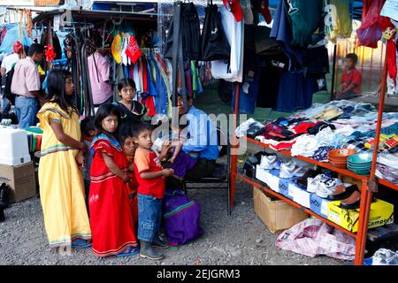 Ngobe Bugle enfants dans le marché hebdomadaire, Boquete, Chiriqui, Panama Banque D'Images