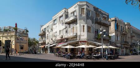 Les gens au café-terrasse sur la rue, rue Nahalat Benyamin, ville blanche, tel Aviv, Israël Banque D'Images