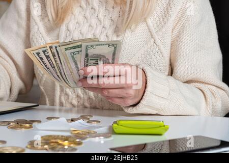 gros plan des mains de femme nous comptant de l'argent dollar, personnel de finance féminin comptant de l'argent, finance, épargne et concept bancaire Banque D'Images
