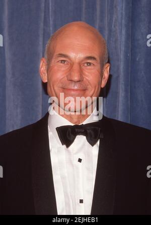 ASADENA, CA - SEPTEMBRE 16 : Patrick Stewart participe à la 42e édition annuelle des Primetime Emmy Awards le 16 septembre 1990 à l'auditorium civique de Pasadena, en Californie. Crédit: Ralph Dominguez/MediaPunch Banque D'Images