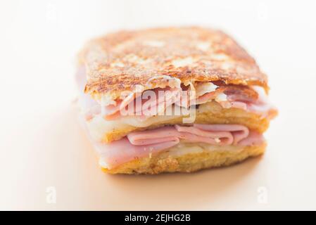 Sandwich monte cristo, vue sur la façade de la framboise Banque D'Images