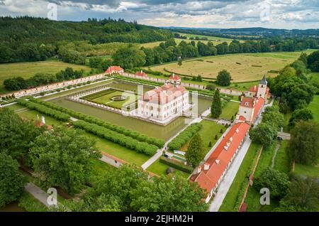 Château de Kratochvile. Vue aérienne d'une pittoresque résidence manorial Renaissance entourée d'un parc situé dans la campagne du sud de la Bohème, en tchèque Banque D'Images