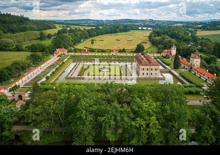 Château de Kratochvile. Vue aérienne d'une pittoresque résidence manorial Renaissance entourée d'un parc situé dans la campagne du sud de la Bohème, en tchèque Banque D'Images