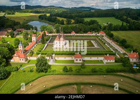 Château de Kratochvile. Vue aérienne d'une pittoresque résidence manorial Renaissance entourée d'un parc situé dans la campagne du sud de la Bohème, en tchèque Banque D'Images