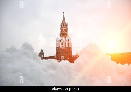 Tour Spasskaya du Kremlin de Moscou en hiver avec de la neige au premier plan. Banque D'Images