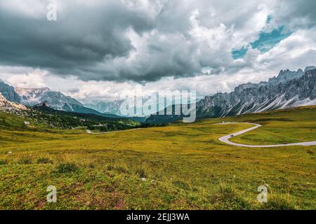 Vue panoramique sur Croda da Lago une chaîne de montagnes dans le centre des Dolomites, dans le nord de l'Italie. Le col de Giau et le Croda da Lago. Banque D'Images