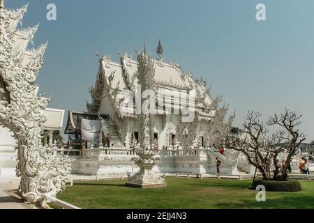 Chiang Rai, Thaïlande - 16 février 2020. Temple blanc Wat Rong Khun dans le nord de la Thaïlande.Temple bouddhiste thaï couvert de verre inserts.touriste asiatique Banque D'Images