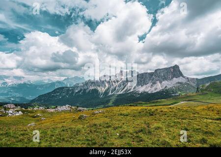 Vue panoramique sur Croda da Lago une chaîne de montagnes dans le centre des Dolomites, dans le nord de l'Italie. Le col de Giau et le Croda da Lago. Banque D'Images