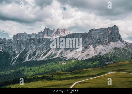 Vue panoramique sur Croda da Lago une chaîne de montagnes dans le centre des Dolomites, dans le nord de l'Italie. Le col de Giau et le Croda da Lago. Banque D'Images