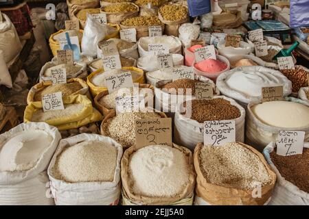 Tbilissi,Géorgie-juillet 6,2019.divers ingrédients et produits alimentaires avec signe géorgien et Prix en devise lari.écriture géorgienne des marchandises en marque Banque D'Images