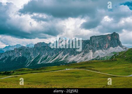 Vue panoramique sur Croda da Lago une chaîne de montagnes dans le centre des Dolomites, dans le nord de l'Italie. Le col de Giau et le Croda da Lago. Banque D'Images