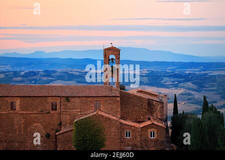 Vieille ville italienne Montalcino illuminée par le soleil du matin, panorama, vue sur les vignobles et les oliviers. Toscane, Italie. Banque D'Images
