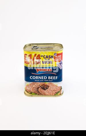 340g de boîte de bœuf Princes corned avec ouvre-clés. Banque D'Images