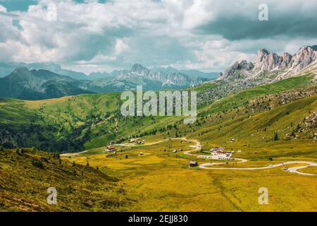 Vue panoramique sur Croda da Lago une chaîne de montagnes dans le centre des Dolomites, dans le nord de l'Italie. Le col de Giau et le Croda da Lago. Banque D'Images