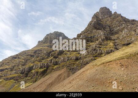 Belles formations de terrasse sur deux sommets de montagne, l'Islande Banque D'Images