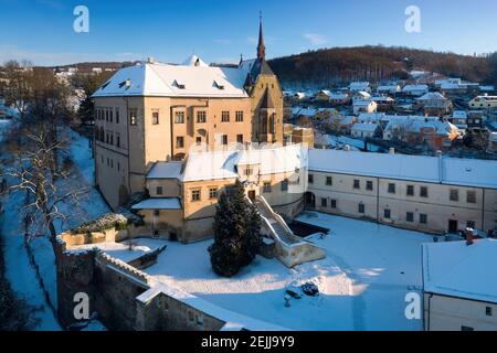 Vue aérienne, en hiver, d'un authentique château Renaissance de Sternberk recouvert de neige au ciel bleu. Paysage tchèque, Moravie du centre, république tchèque. Banque D'Images