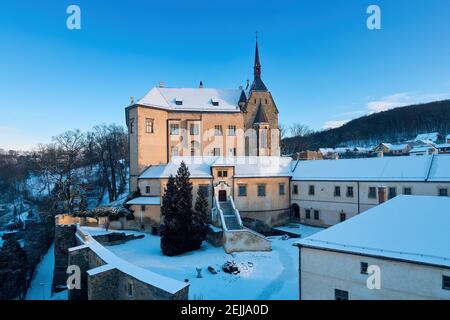 Vue aérienne, en hiver, d'un authentique château Renaissance de Sternberk recouvert de neige au ciel bleu. Paysage tchèque, Moravie du centre, république tchèque. Banque D'Images