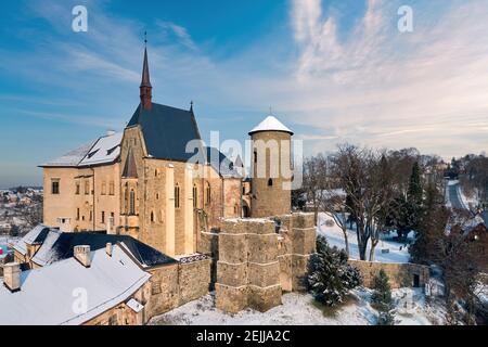 Vue aérienne, en hiver, d'un authentique château de la Renaissance de Sternberk et de sa fortification gothique couverte de neige sur ciel bleu. Paysage tchèque, Centr Banque D'Images