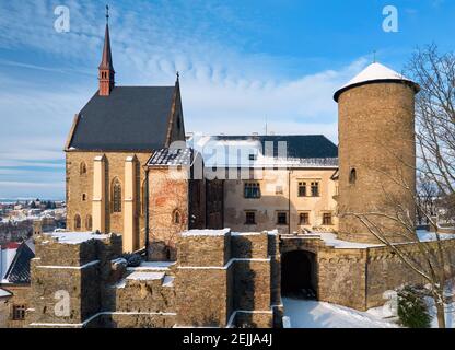 Vue aérienne, en hiver, d'un authentique château de la Renaissance de Sternberk et de sa fortification gothique couverte de neige sur ciel bleu. Paysage tchèque, Centr Banque D'Images