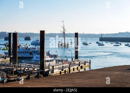 Saint-Malo, France - 25 août 2019 : vue sur la jetée et le phare de Saint Malo, Bretagne, France Banque D'Images