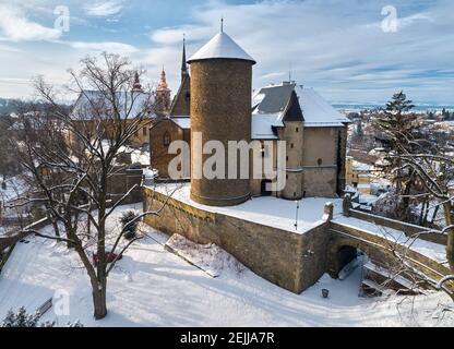 Vue aérienne, en hiver, d'un authentique château de la Renaissance de Sternberk et de sa fortification gothique couverte de neige sur ciel bleu. Paysage tchèque, Centr Banque D'Images