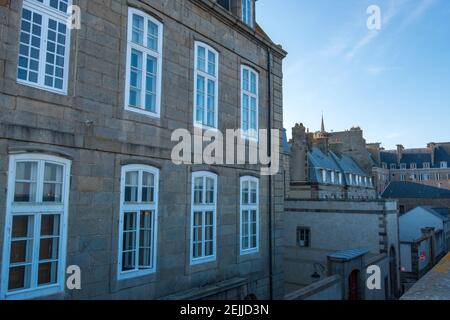 Saint-Malo, France - 25 août 2019 : vue au coucher du soleil depuis le mur historique de la vieille ville avec des bâtiments en granit dans l'intra-muros de Saint-Malo, Bretagne Banque D'Images