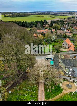 Vue aérienne sur le village de Blakeney, Norfolk, et champs agricoles verts depuis la tour de l'église de St Nicholas Blakeney. Banque D'Images