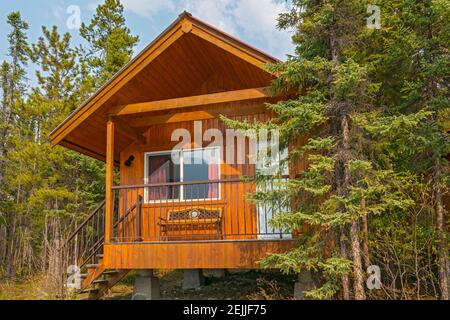 Canada, Colombie-Britannique, Muncho Lake, Northern Rockies Lodge, Mile 462 Alaska Highway, chalet en bord de lac Banque D'Images