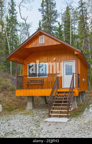 Canada, Colombie-Britannique, Muncho Lake, Northern Rockies Lodge, Mile 462 Alaska Highway, chalet en bord de lac Banque D'Images