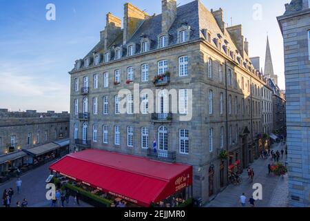 Saint-Malo, France - 25 août 2019 : paysage urbain du mur historique de la vieille ville à l'intérieur des muros de Saint-Malo, Bretagne, France Banque D'Images