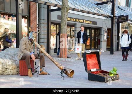 Artiste de rue jouant de la Corne africaine au marché de Church Street dans le centre-ville de Burlington, Vermont VT, États-Unis. Banque D'Images