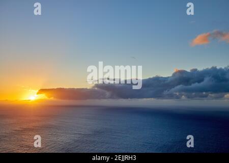 Carte postale de Madère. Coucher de soleil sur l'océan. Vue depuis le point le plus à l'ouest de l'île de Madère, le phare de Ponta do Pargo. Moment calme. Trave Banque D'Images