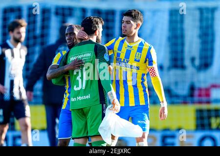 WAALWIJK, PAYS-BAS - FÉVRIER 21 : Vurnon Anita de RKC Waalwijk, gardien de but Kostas Lamprou de RKC Waalwijk, Anas Tahiri de RKC Waalwijk pendant la E Banque D'Images