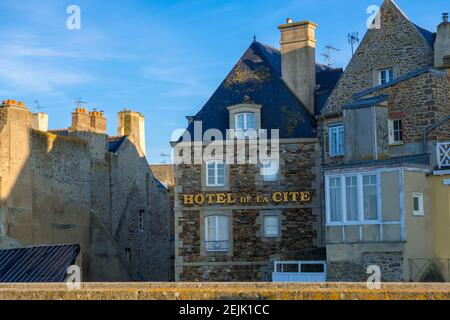 Saint-Malo, France - 25 août 2019 : Hôtel de la Cité dans la vieille ville fortifiée de Saint-Malo en Bretagne Banque D'Images