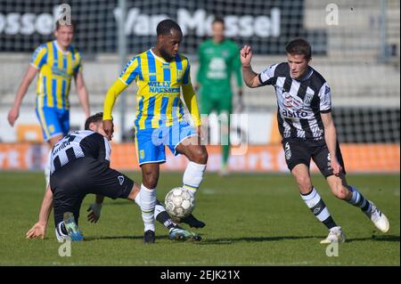 WAALWIJK, PAYS-BAS - FÉVRIER 21: Vurnon Anita de RKC Waalwijk, Lucas Schoofs de Heracles Almelo pendant le match Eredivisie entre RKC Waalwijk a Banque D'Images