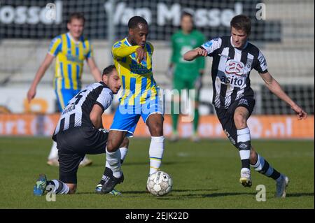 WAALWIJK, PAYS-BAS - FÉVRIER 21: Vurnon Anita de RKC Waalwijk, Lucas Schoofs de Heracles Almelo pendant le match Eredivisie entre RKC Waalwijk a Banque D'Images