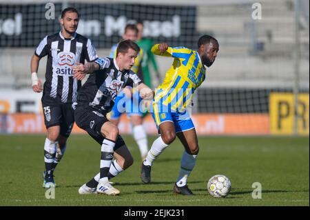 WAALWIJK, PAYS-BAS - FÉVRIER 21: Lucas Schoofs de Heracles Almelo, Vurnon Anita de RKC Waalwijk pendant le match Eredivisie entre RKC Waalwijk a Banque D'Images