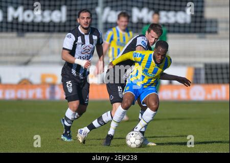 WAALWIJK, PAYS-BAS - FÉVRIER 21: Vurnon Anita de RKC Waalwijk, Lucas Schoofs de Heracles Almelo pendant le match Eredivisie entre RKC Waalwijk a Banque D'Images