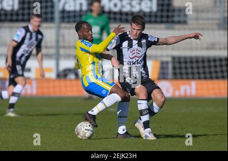 WAALWIJK, PAYS-BAS - FÉVRIER 21: Vurnon Anita de RKC Waalwijk, Lucas Schoofs de Heracles Almelo pendant le match Eredivisie entre RKC Waalwijk a Banque D'Images