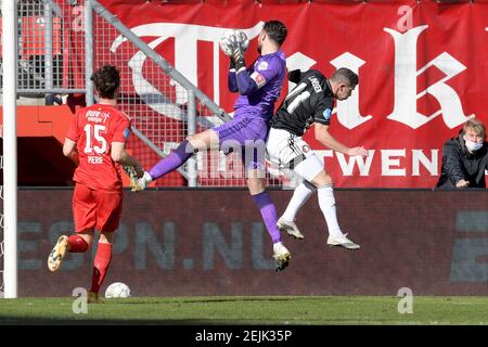 ENSCHEDE, PAYS-BAS - FÉVRIER 21 : Kik Pierie du FC Twente, gardien de but Joel Drommel du FC Twente, Bryan Linssen de Feyenoord pendant l'Erediv néerlandais Banque D'Images