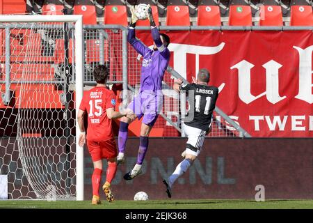 ENSCHEDE, PAYS-BAS - FÉVRIER 21 : Kik Pierie du FC Twente, gardien de but Joel Drommel du FC Twente, Bryan Linssen de Feyenoord pendant l'Erediv néerlandais Banque D'Images