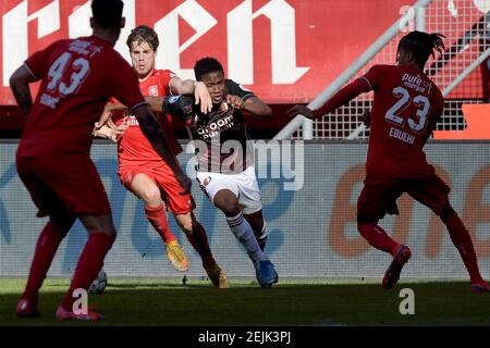 ENSCHEDE, PAYS-BAS - FÉVRIER 21 : Kik Pierie du FC Twente, Luis Sinisterra de Feyenoord pendant le match hollandais entre le FC Twente et Fey Banque D'Images