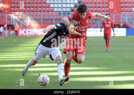 ENSCHEDE, PAYS-BAS - FÉVRIER 21 : Bryan Linssen de Feyenoord, Kik Pierie du FC Twente pendant le match hollandais entre Eredivisie et FC Twente Banque D'Images