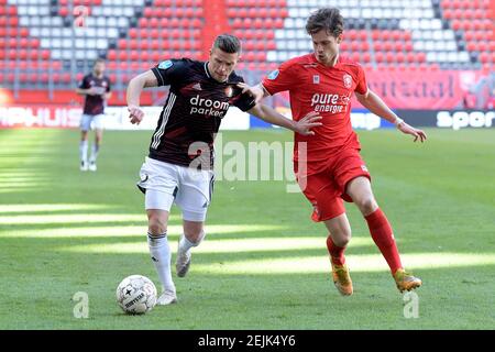 ENSCHEDE, PAYS-BAS - FÉVRIER 21 : Bryan Linssen de Feyenoord, Kik Pierie du FC Twente pendant le match hollandais entre Eredivisie et FC Twente Banque D'Images