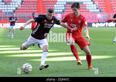 ENSCHEDE, PAYS-BAS - FÉVRIER 21 : Bryan Linssen de Feyenoord, Kik Pierie du FC Twente pendant le match hollandais entre Eredivisie et FC Twente Banque D'Images