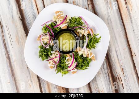 Tacos de crabe doré baignés de crème et de fromage avec un sauce à l'oignon et au guacamole Banque D'Images